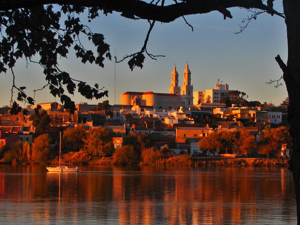 Vista panorámica de la ciudad natal del urólogo Jordán Scherñuk en la Patagonia argentina