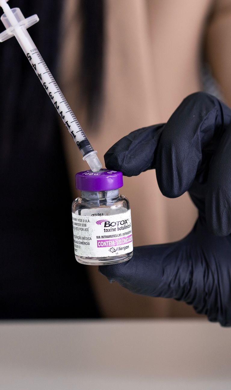 Jeringa y frasco de toxina botulínica preparados por un profesional de la salud