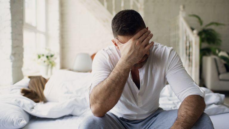 hombre preocupado por disfuncion erectil